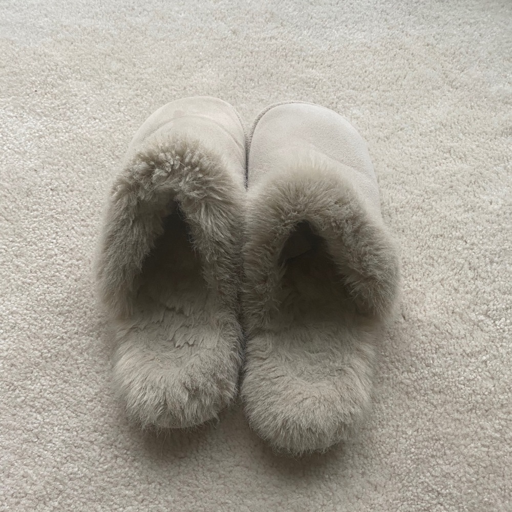 RH Fuzzy Slippers Sz 8
